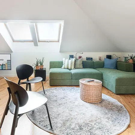 Guestready - Spacious And Modern W/ Skylight Apartment *