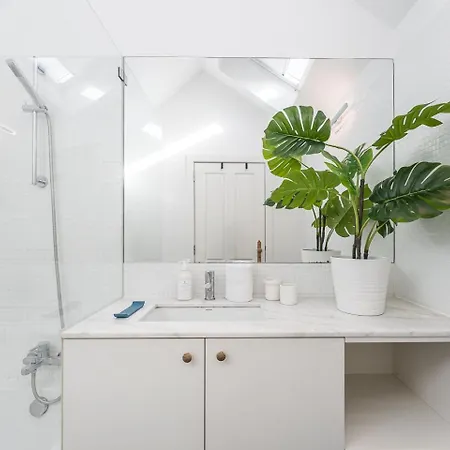 Guestready - Spacious And Modern W/ Skylight Apartment